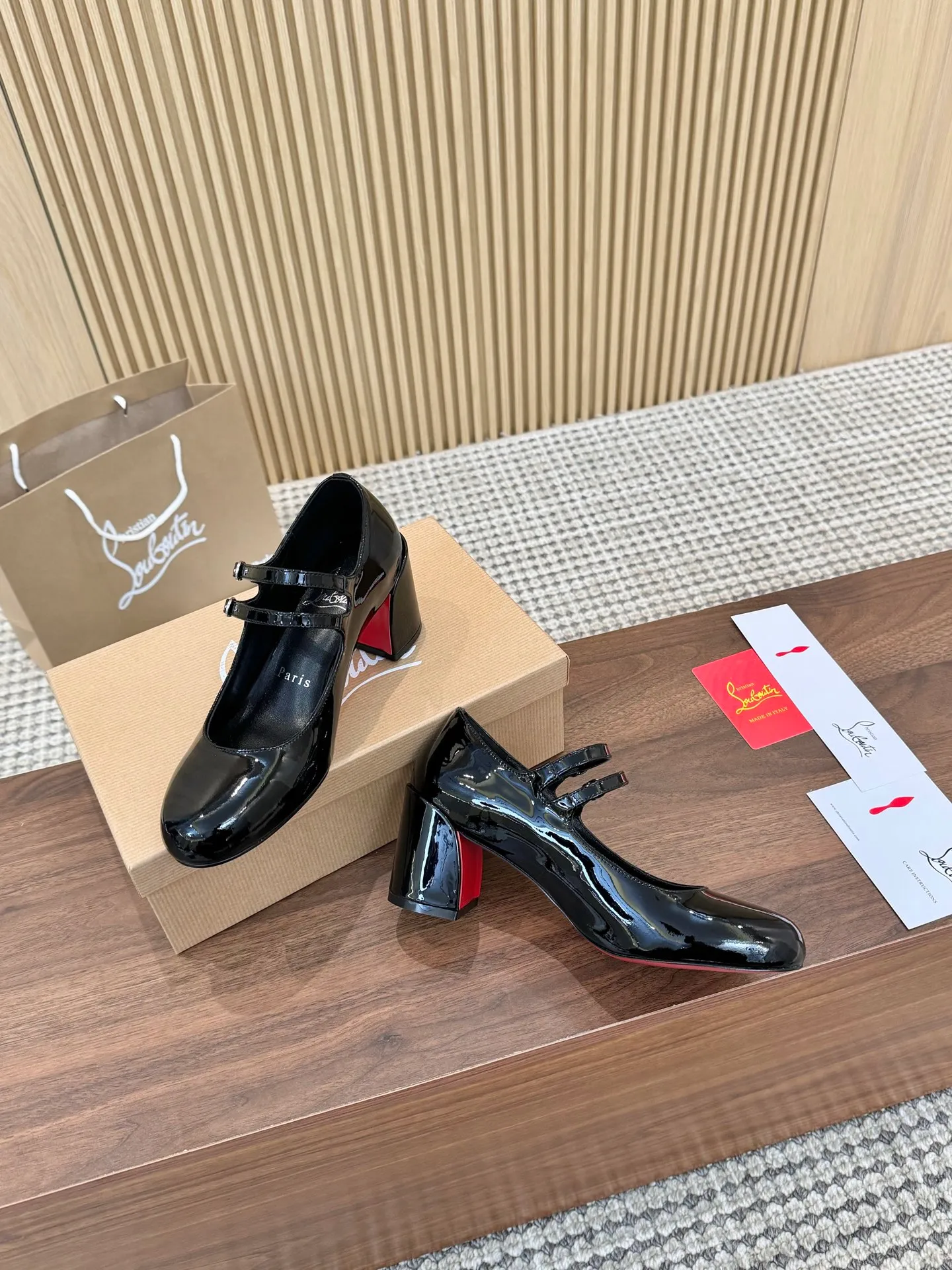 👟👟Ex-factory price 480👟👟 Genuine leather sole +40 Year-round shipment💝Christian Louboutin CL👠 "Patent Leather Series" Noble and luxurious, real blingbling✨ Real materials, all customized by the pattern maker, and the materials are made of original customized materials to achieve the taste of the original 6 color options💍Upper: Imported👉cow patent leather💪 Lining: Sheepskin foot pad/lining Size: 34-40.41.42 Heel height: 6.5cm